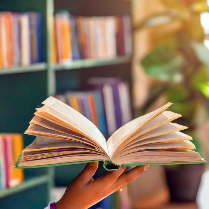 Biblioteca Monteiro Lobato apresenta estante temática em homenagem ao Dia das Mães - foto 1