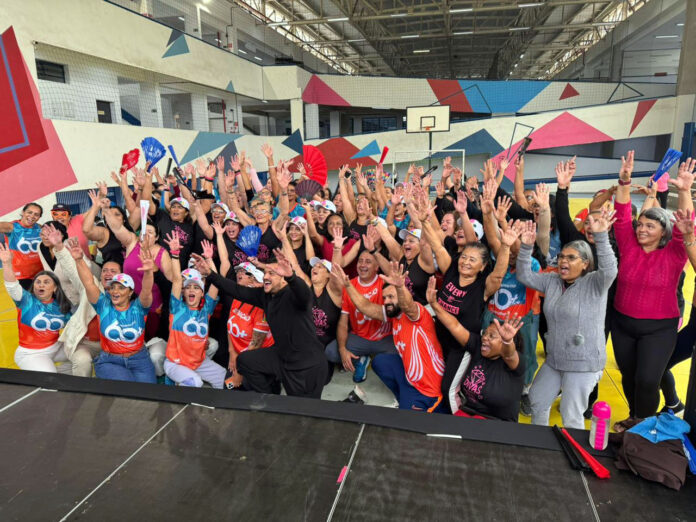 CEU São Domingos recebe mais de 100 pessoas em aulão gratuito de zumba para idosos - foto 1