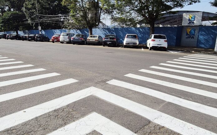 Equipe de Sinalização Viária revitaliza trecho da Avenida Major Alvim - foto 1