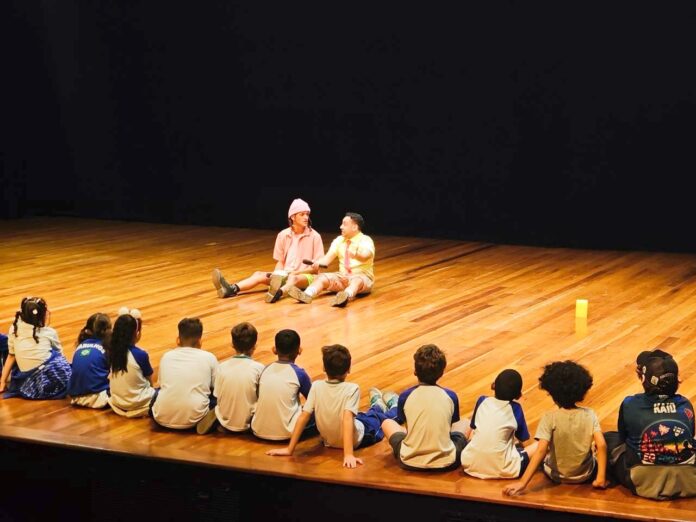 Estudantes da rede municipal participam de oficina de teatro musical no Adamastor - foto 1
