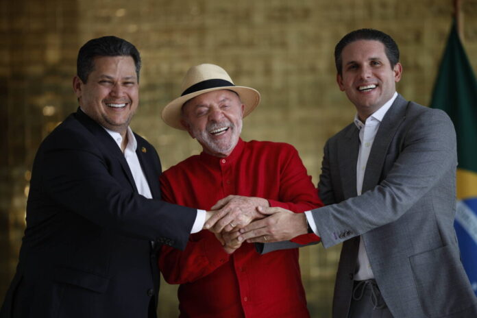 Lula brinca com Motta e Alcolumbre após conversa sobre 6x1: 'Juntos para sempre'
