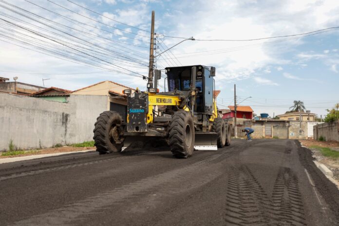 Obras de pavimentação avançam no Recanto Feliz com 1ª etapa de aplicação do asfalto - foto 1