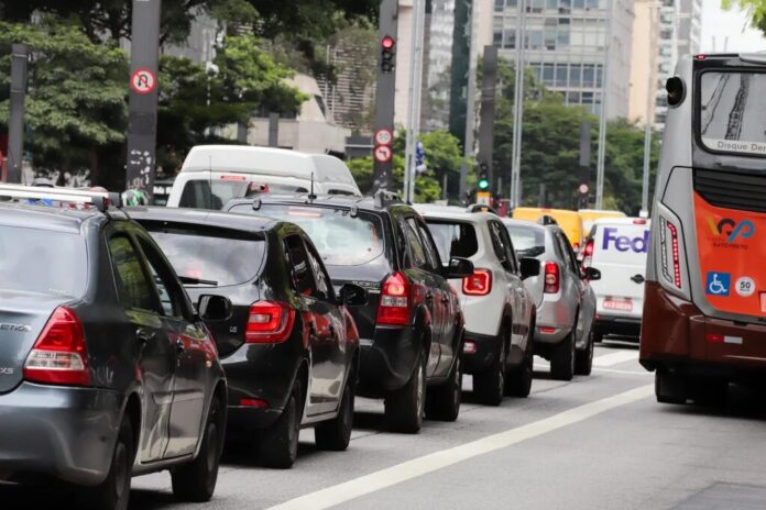 Quer mudar a cor ou combustível do carro? Veja como fazer
