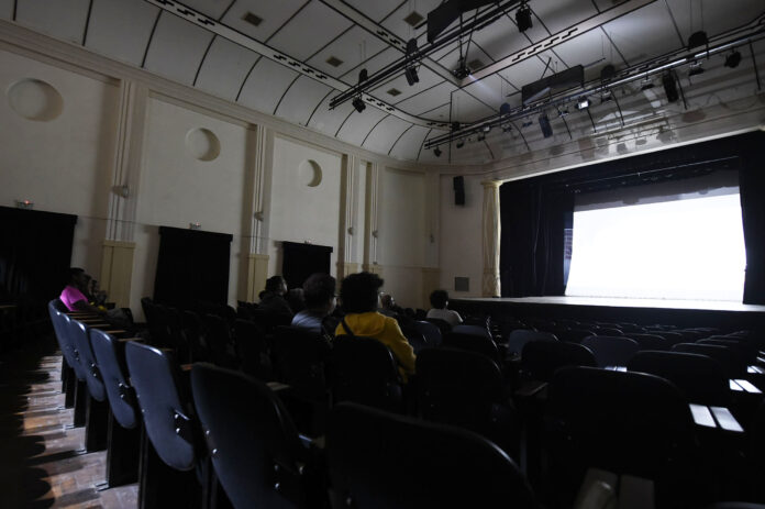 Teatro Padre Bento recebe sessão gratuita de cinema com filme surpresa revelado na hora - foto 1