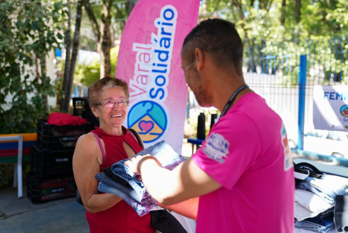 VALE ESTE: Varal Solidário entrega 1.500 peças de roupa no Jardim Bananal - foto 1