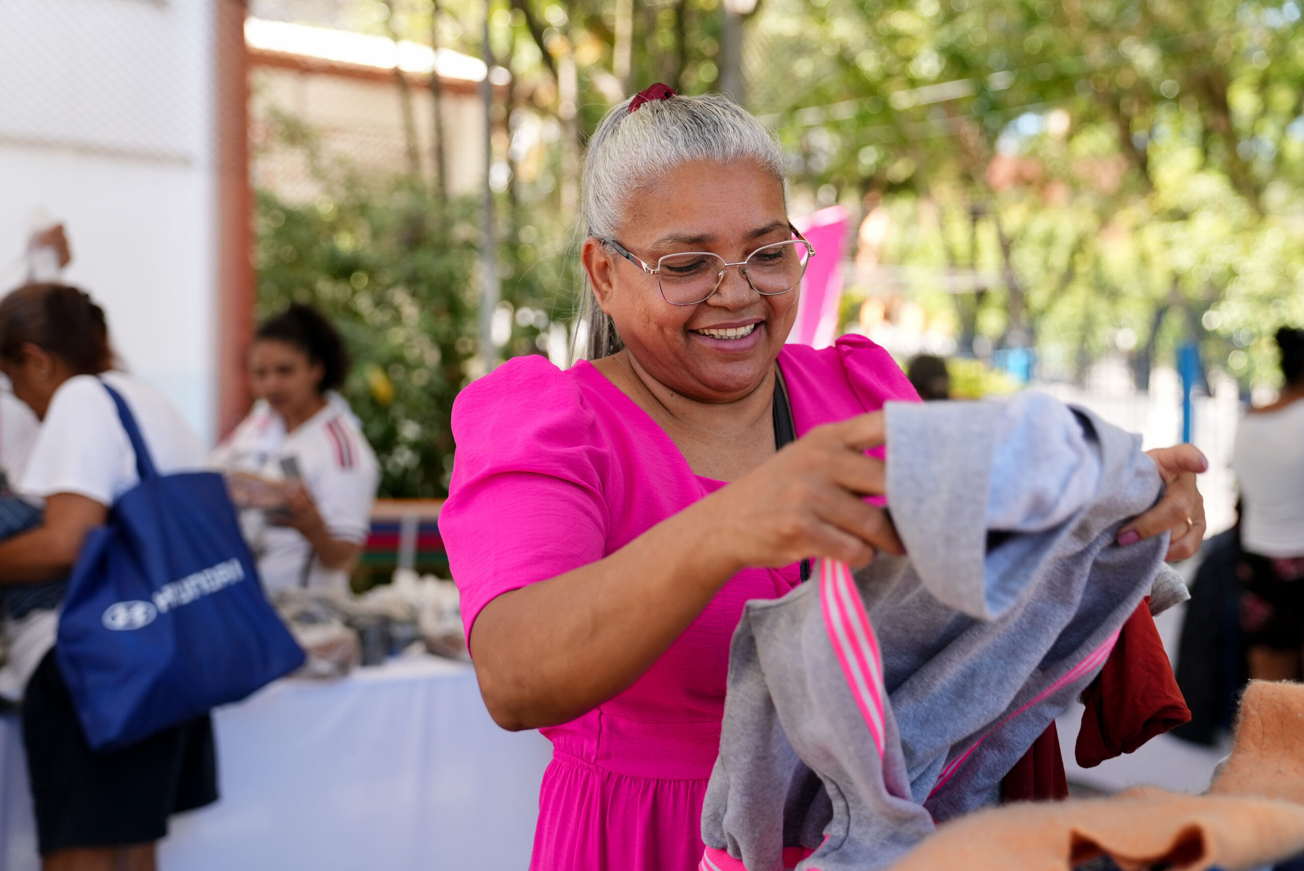 VALE ESTE: Varal Solidário entrega 1.500 peças de roupa no Jardim Bananal - foto 2