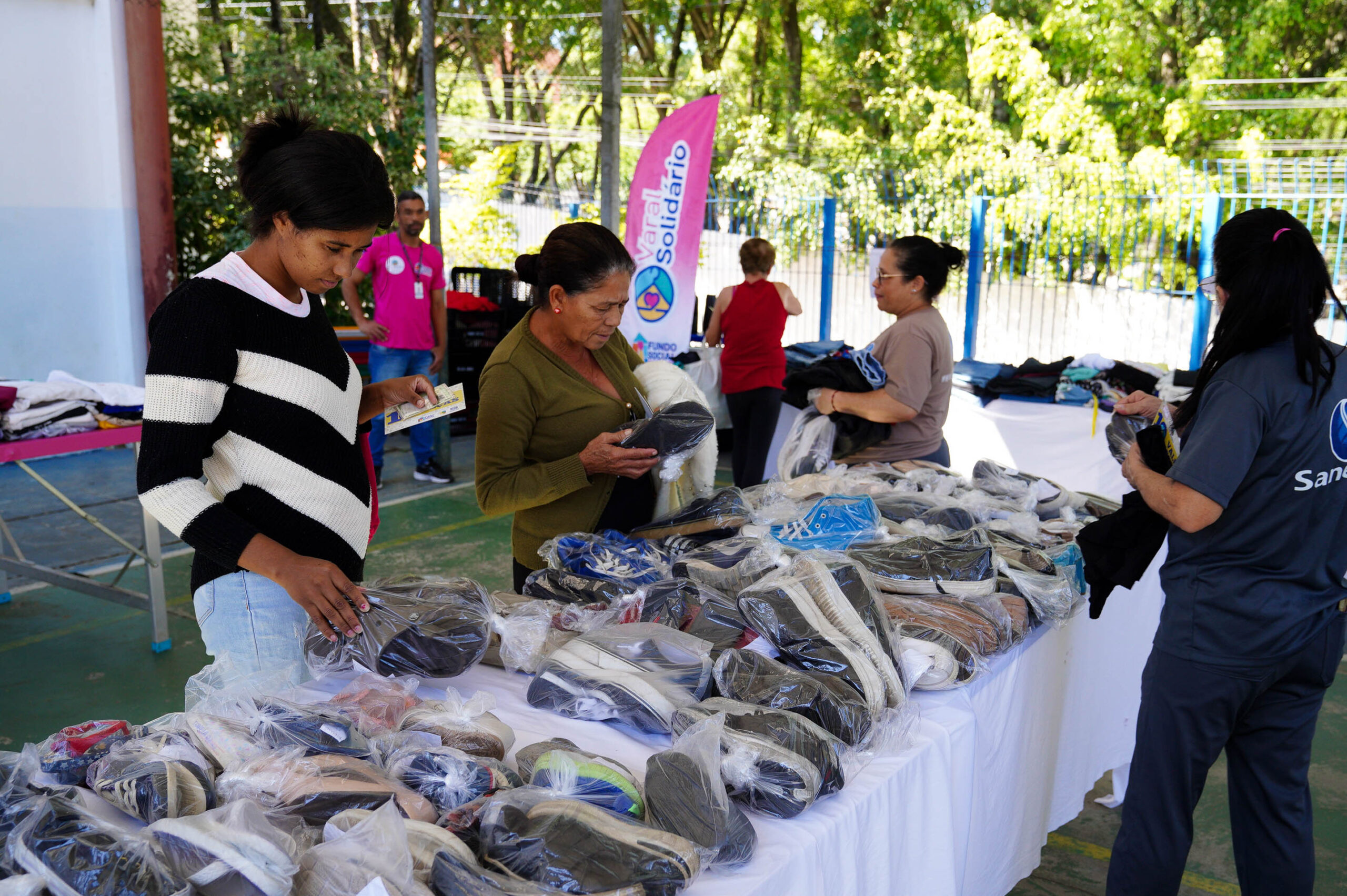 VALE ESTE: Varal Solidário entrega 1.500 peças de roupa no Jardim Bananal - foto 3