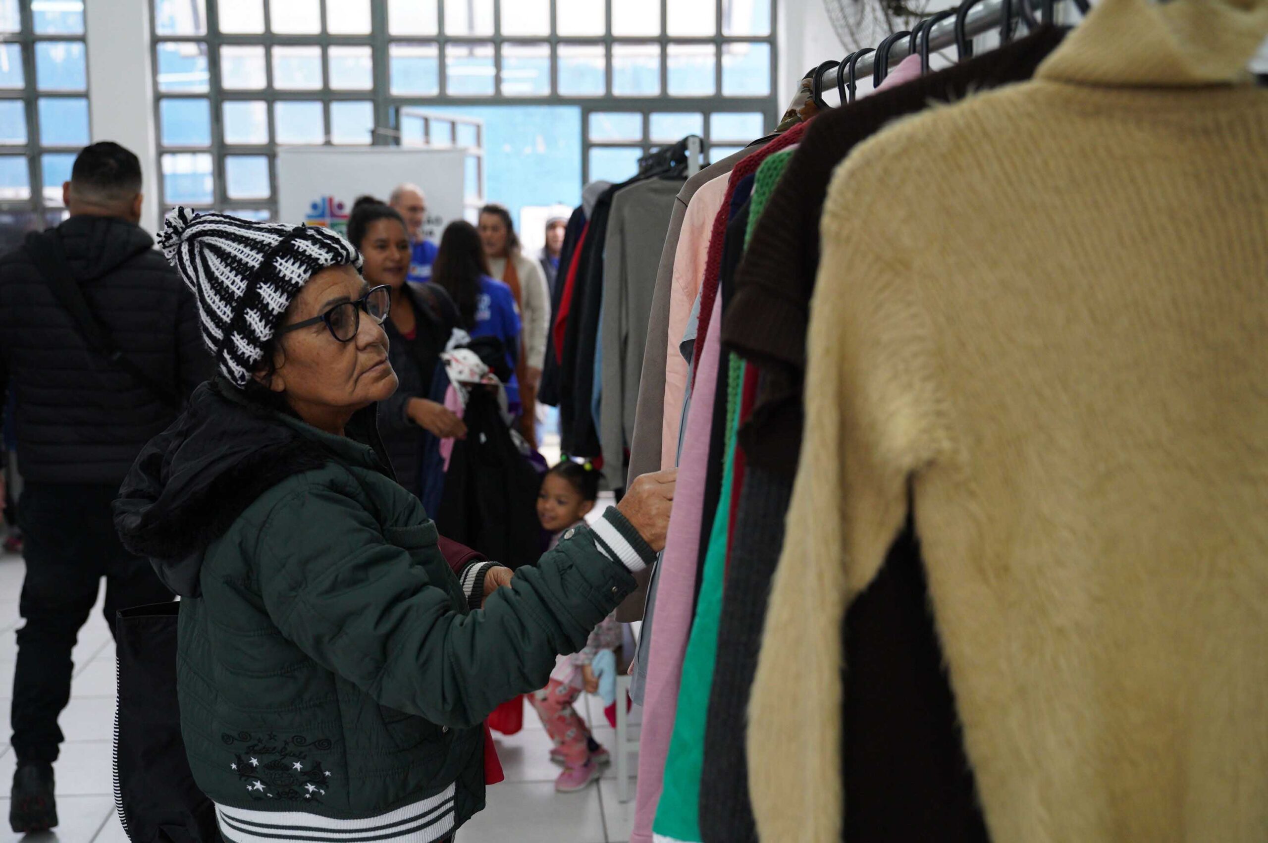 Varal Solidário distribui mais de 2 mil peças de roupas no Pimentas - foto 2
