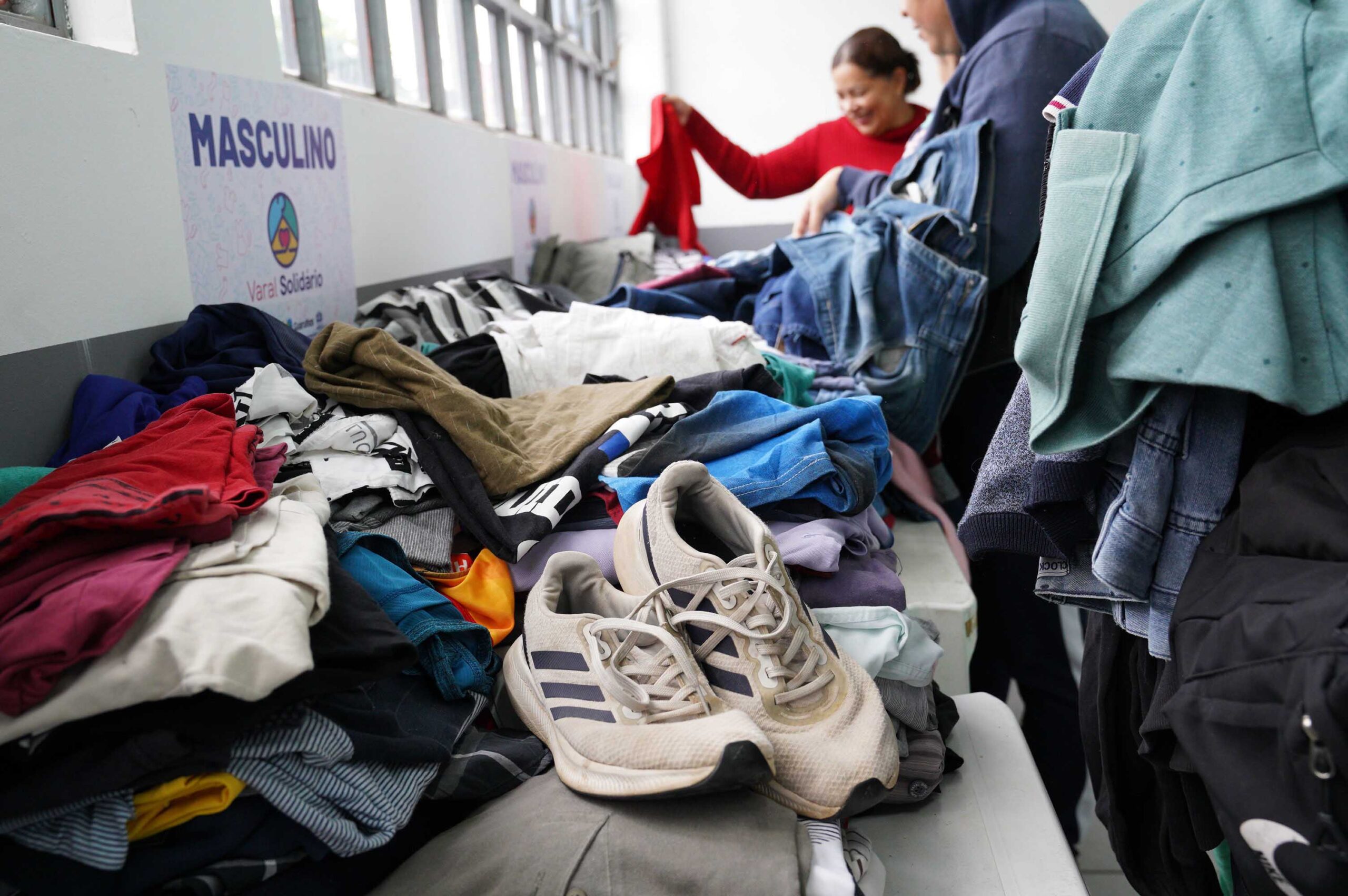 Varal Solidário distribui mais de 2 mil peças de roupas no Pimentas - foto 3