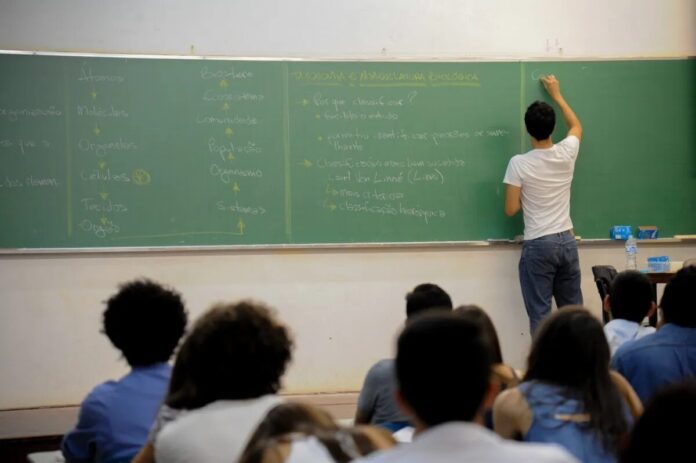 53% dos brasileiros querem salários maiores para professores, diz pesquisa
