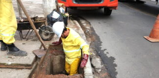 Ações preventivas contra alagamentos mobilizam equipes de limpeza de bocas de lobo em Guarulhos