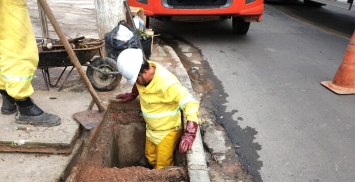 Ações preventivas contra alagamentos mobilizam equipes de limpeza de bocas de lobo em Guarulhos