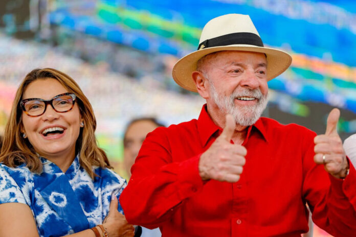 Apoiadora agarra Lula no Ceará, e Janja ajuda a “resgatar” presidente