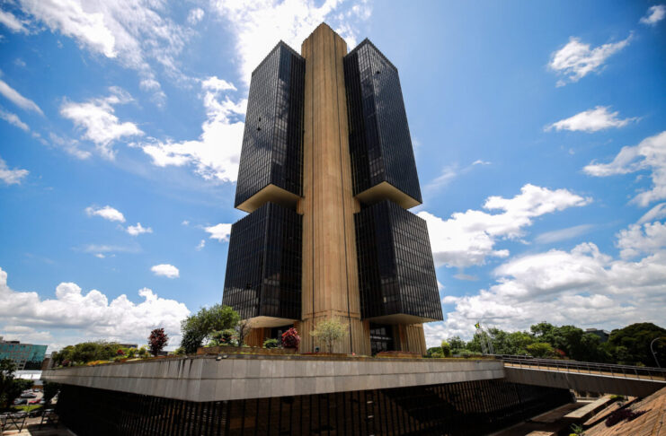 BC prepara medidas para enfrentar endividamento das famílias