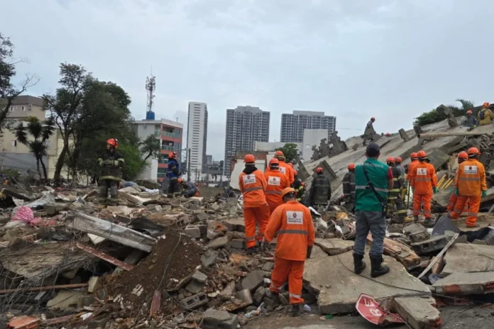 Bombeiros mantêm buscas por três desaparecidos após queda de prédio na Penha