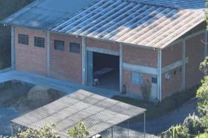 Britânico procurado pela Interpol é preso por comandar 