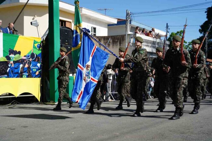 Desfile da Semana da Pátria reúne 4,5 mil pessoas no Jardim Vila Galvão