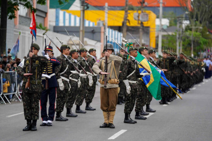 Desfile de 7 de Setembro reúne cerca de 15 mil pessoas no Taboão