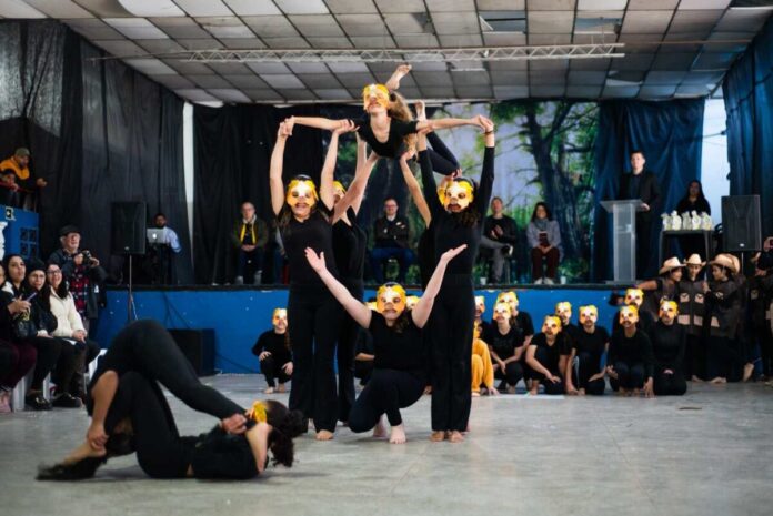 Desfile Ecológico reúne centenas de participantes em Arujá