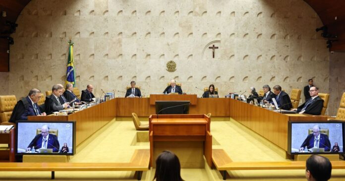 Dino e Fachin divergem sobre regimento em sessão do STF que analisa caso de Moraes