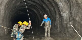 Dois homens são resgatados de túnel no Nepal nove dias após enchentes