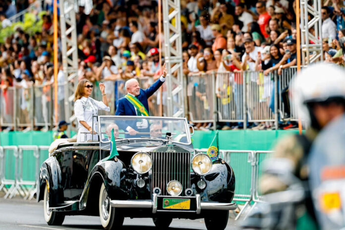 Em desfile, Lula relata mudança na postura dos militares e compara com 2023