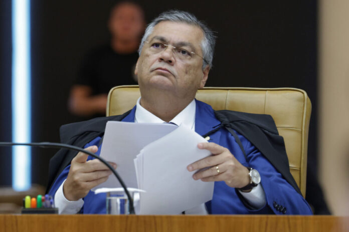 Em meio à crise, Dino defende STF: 