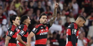 Flamengo supera o Corinthians no Maracanã com gol no fim e reassume liderança do Brasileirão