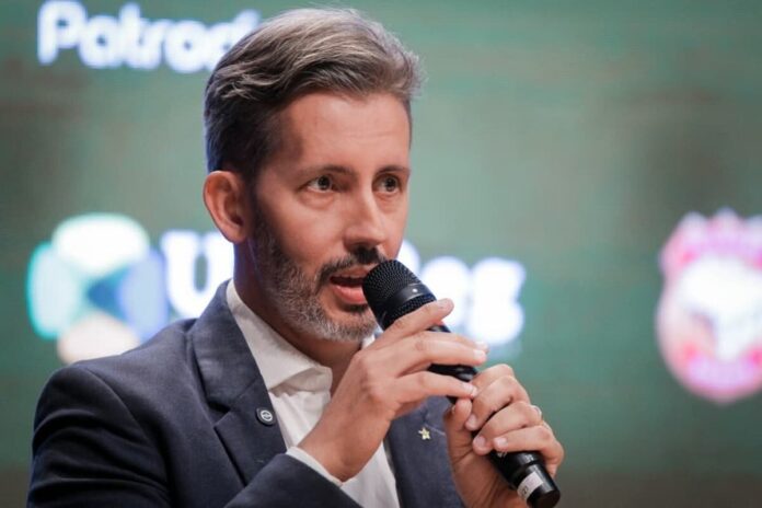 Grass promete valorização salarial para professores e policiais do DF
