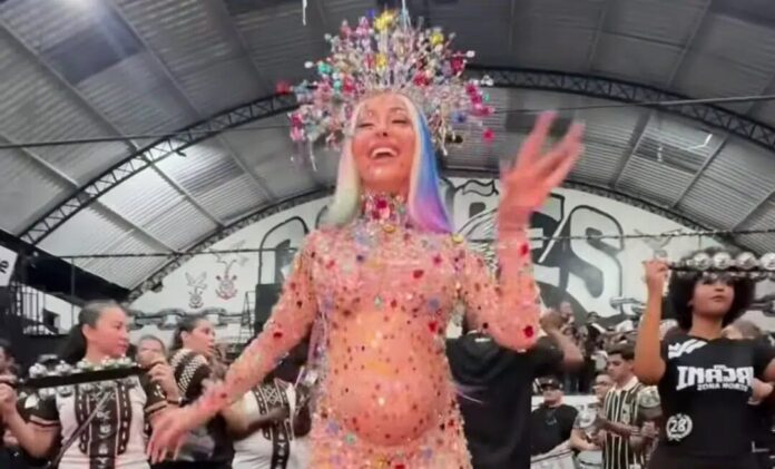 Grávida, Sabrina Sato mostra barriga em look colorido na Gaviões da Fiel