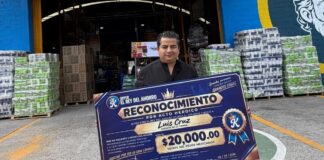 Homem que salvou menina de 3 anos de ser atropelada ganha prêmio da empresa
