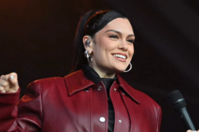 Jessie J anuncia nova cirurgia reconstrutiva de mama e se afasta das redes
