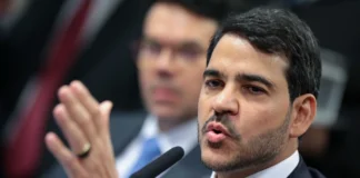Jorge Messias critica Flávio Bolsonaro por acionar Judiciário contra opiniões em redes sociais