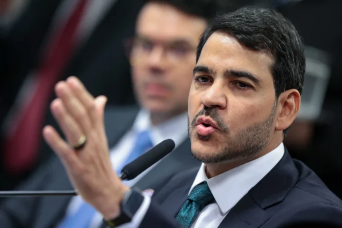 Jorge Messias critica Flávio Bolsonaro por acionar Judiciário contra opiniões em redes sociais