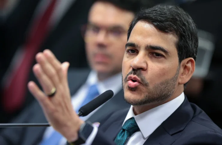 Jorge Messias critica Flávio Bolsonaro por acionar Judiciário contra opiniões em redes sociais