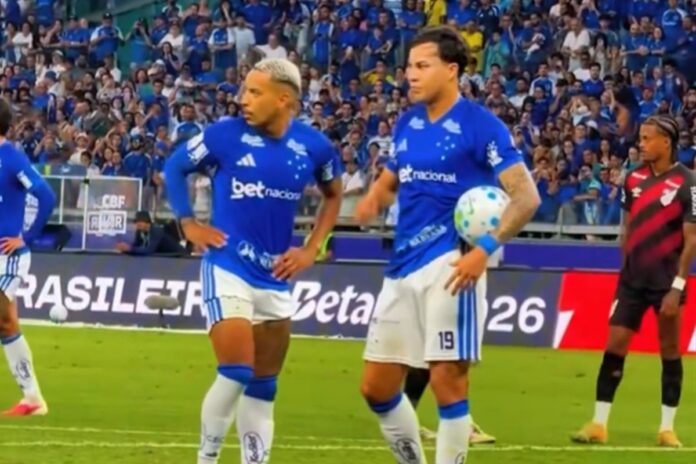 Kaio Jorge e Matheus Pereira discutem em vitória do Cruzeiro. Veja vídeo