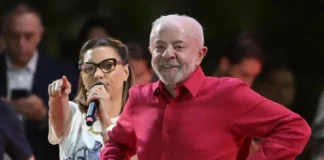 Lula contextualiza fala sobre exames de rotina e Janja rebate deputado em comício na Bahia