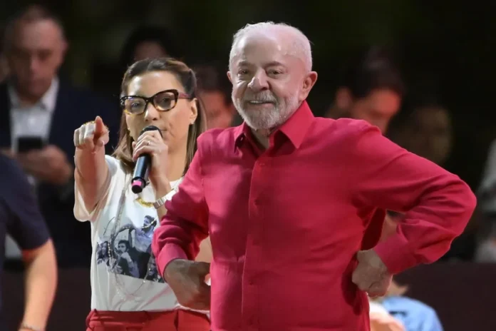 Lula contextualiza fala sobre exames de rotina e Janja rebate deputado em comício na Bahia