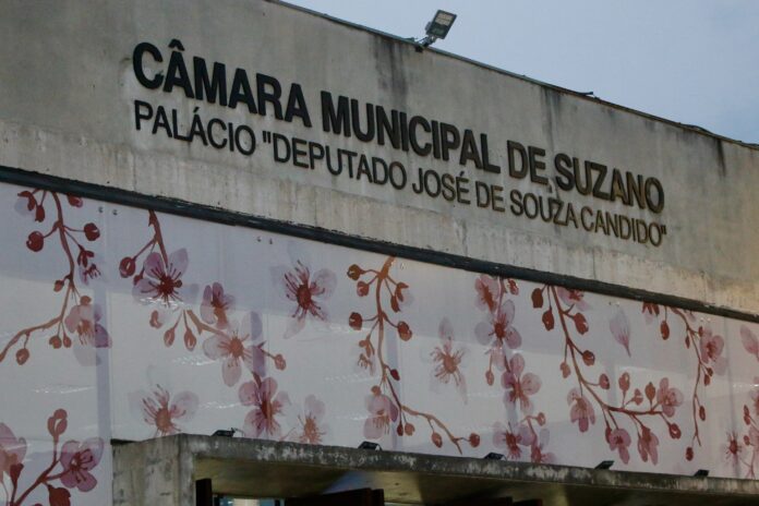 Médico João Victor de Oliveira e Silva recebe Medalha Antônio Marques Figueira na Câmara de Suzano