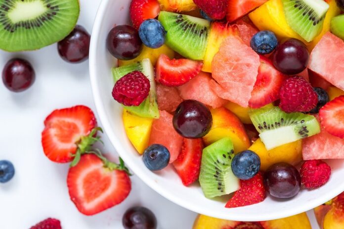 Nutricionista aponta as quatro melhores frutas para comer após o almoço