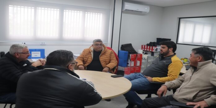 Obras do conjunto habitacional na Vila Santo Antônio são tema de reunião com prefeito interino