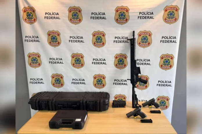 Operação Polaridade: PF apreende fuzil e pistolas comprados com documentos falsos no RJ