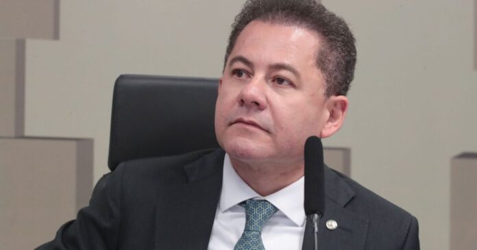 Operação Transparência: PF cumpre mandados contra deputado Cezinha de Madureira