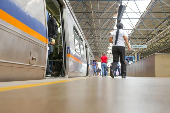 Pane elétrica afeta estações do Metrô-DF e passageiros deixam vagões por passarela de emergência