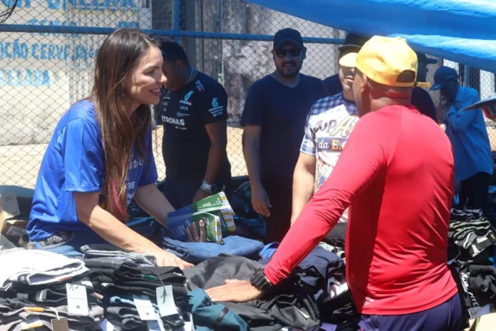 Paula Belmonte apresenta propostas de saúde e segurança jurídica em visita a feiras de Ceilândia