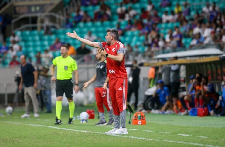 Pezzolano após derrota: "Impossível acreditar em treinador que não ganha"