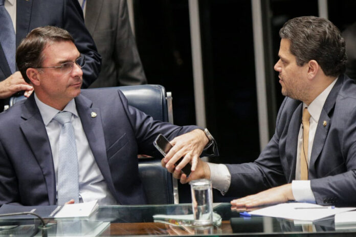 Por impeachment de Moraes, Alcolumbre e Flávio entram em rota de colisão