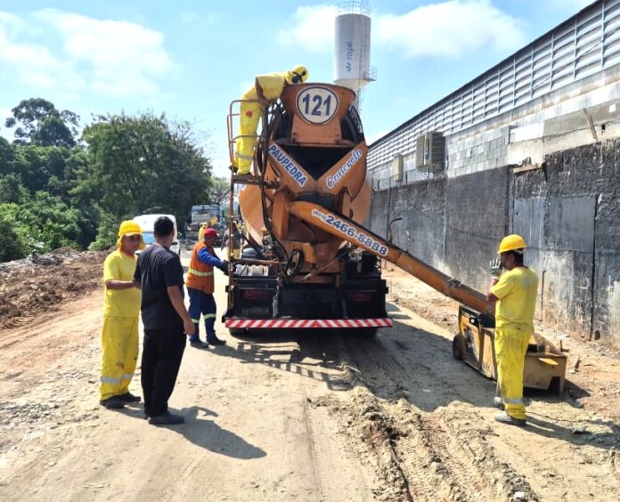 Prefeitura de Guarulhos avança em obras de drenagem e pavimentação na avenida Baquirivu