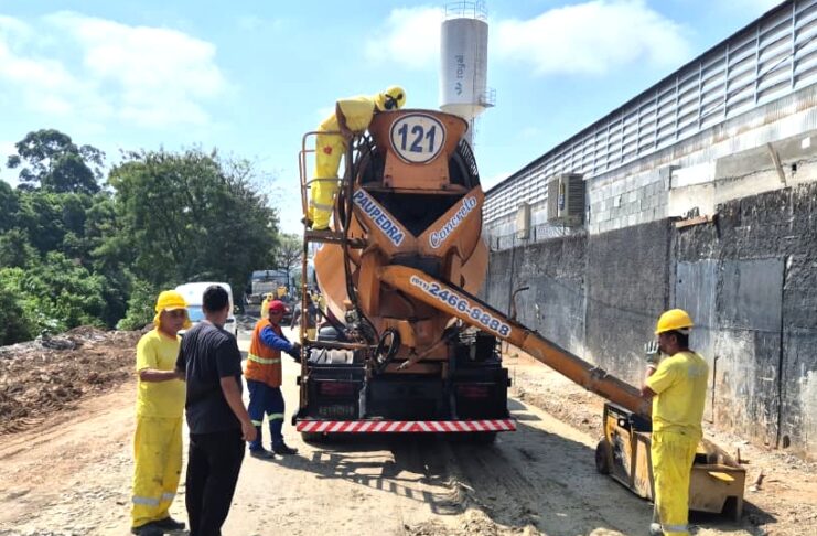 Prefeitura de Guarulhos avança em obras de drenagem e pavimentação na avenida Baquirivu