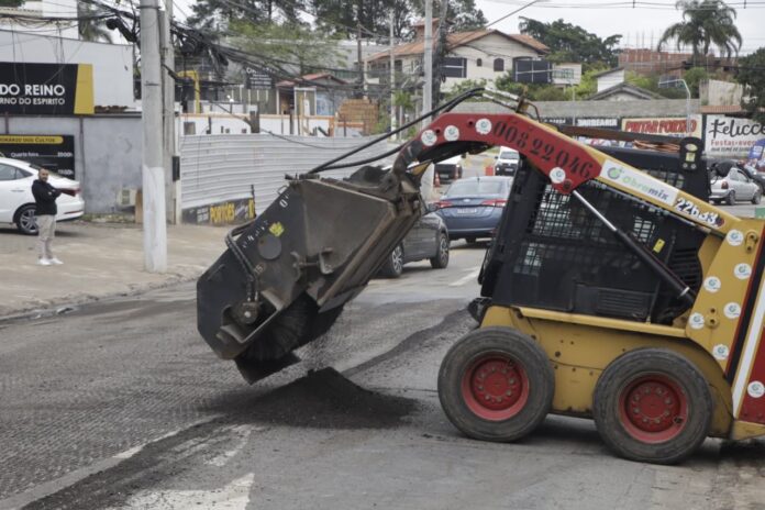 Suzano inicia obras de recapeamento na rua Regina Cabalau Mendonça com investimento de R$ 2,7 milhões